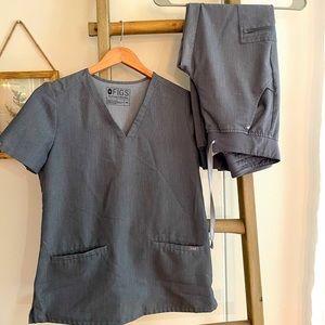 FIGS scrub set